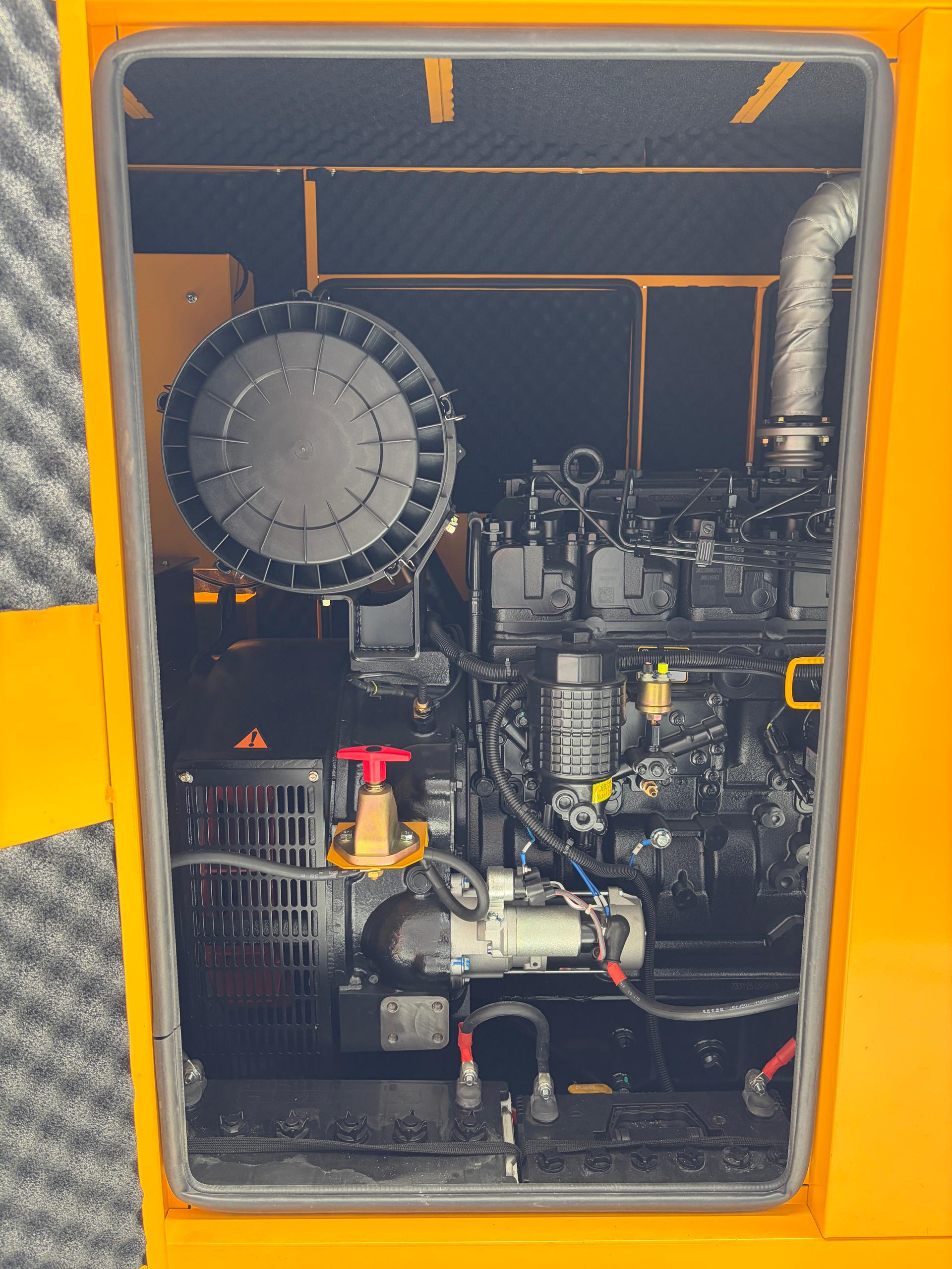 Interior de la cabina acústica y sistema de escape silenciado para generador industrial.