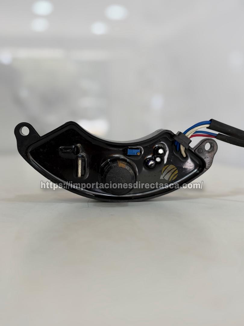 Conexiones y cables del regulador de voltaje Media Luna Infinite Technology® para plantas eléctricas.